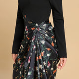 فستان بتنورة ساتان مطبوعة وتفاصيل درابية