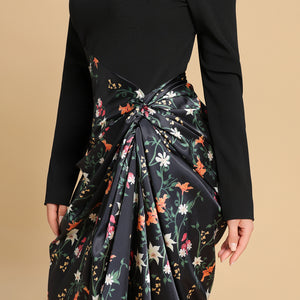 فستان بتنورة ساتان مطبوعة وتفاصيل درابية