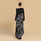 فستان بتنورة ساتان مطبوعة وتفاصيل درابية