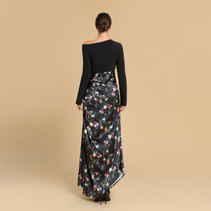 فستان بتنورة ساتان مطبوعة وتفاصيل درابية