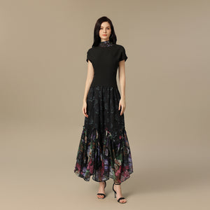 فستان ماكسي كريب أسود بتنورة شيفون بطبعة زهرية ووشاح خلفي