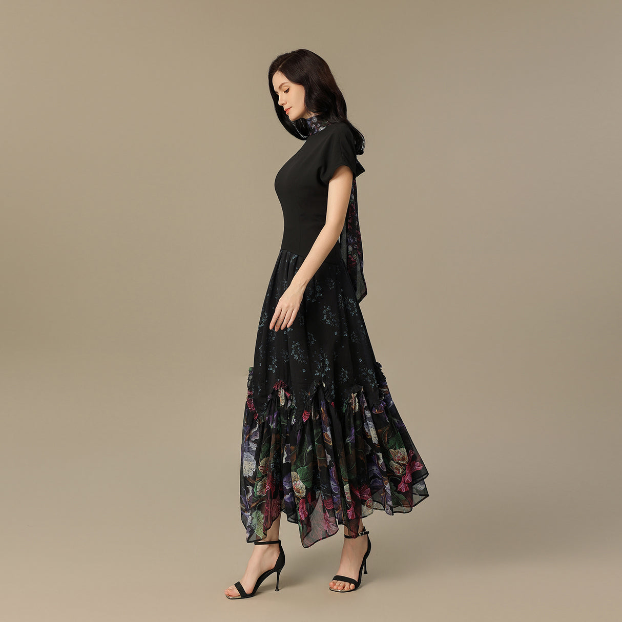 فستان ماكسي كريب أسود بتنورة شيفون بطبعة زهرية ووشاح خلفي