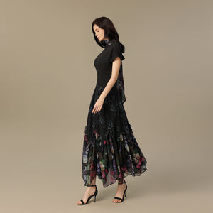 فستان ماكسي كريب أسود بتنورة شيفون بطبعة زهرية ووشاح خلفي