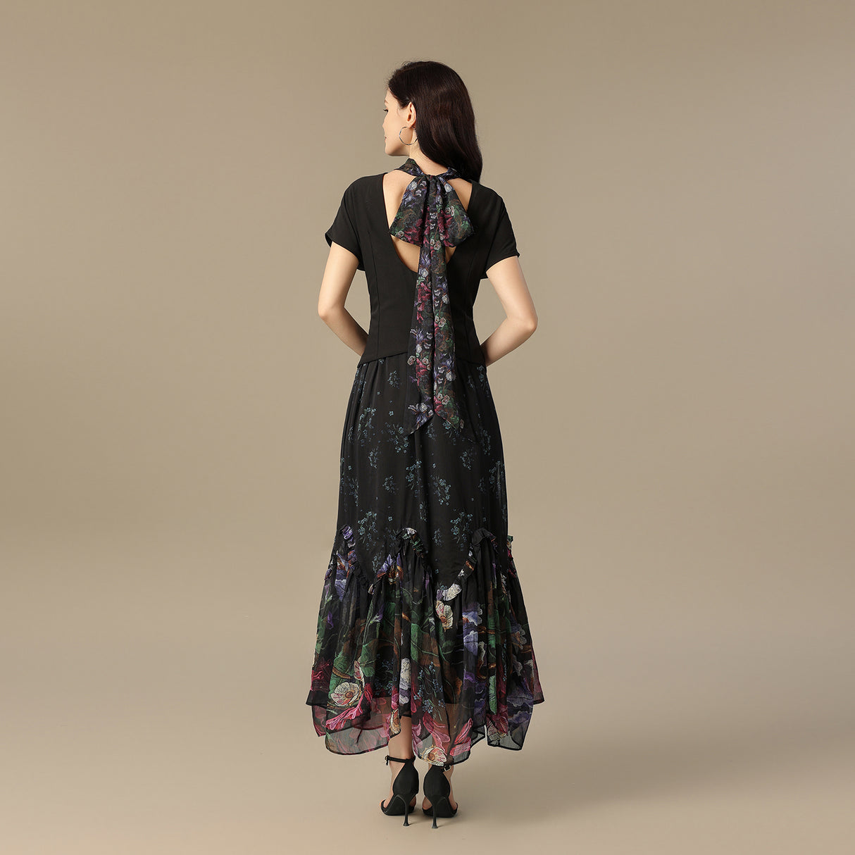 فستان ماكسي كريب أسود بتنورة شيفون بطبعة زهرية ووشاح خلفي