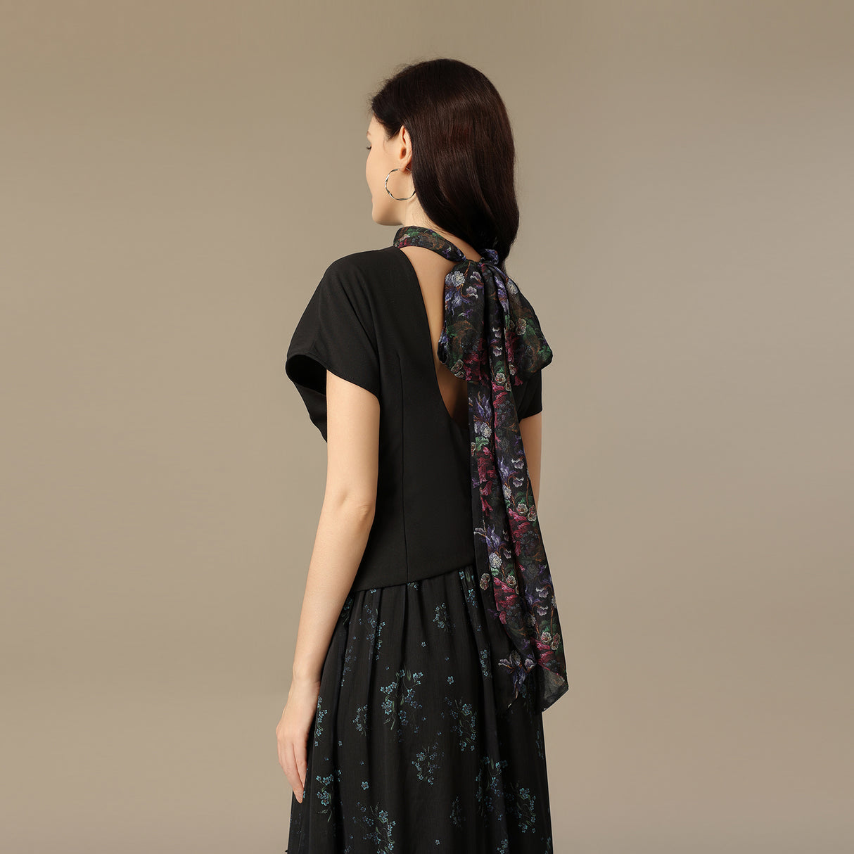 فستان ماكسي كريب أسود بتنورة شيفون بطبعة زهرية ووشاح خلفي