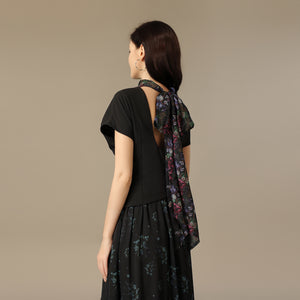 فستان ماكسي كريب أسود بتنورة شيفون بطبعة زهرية ووشاح خلفي