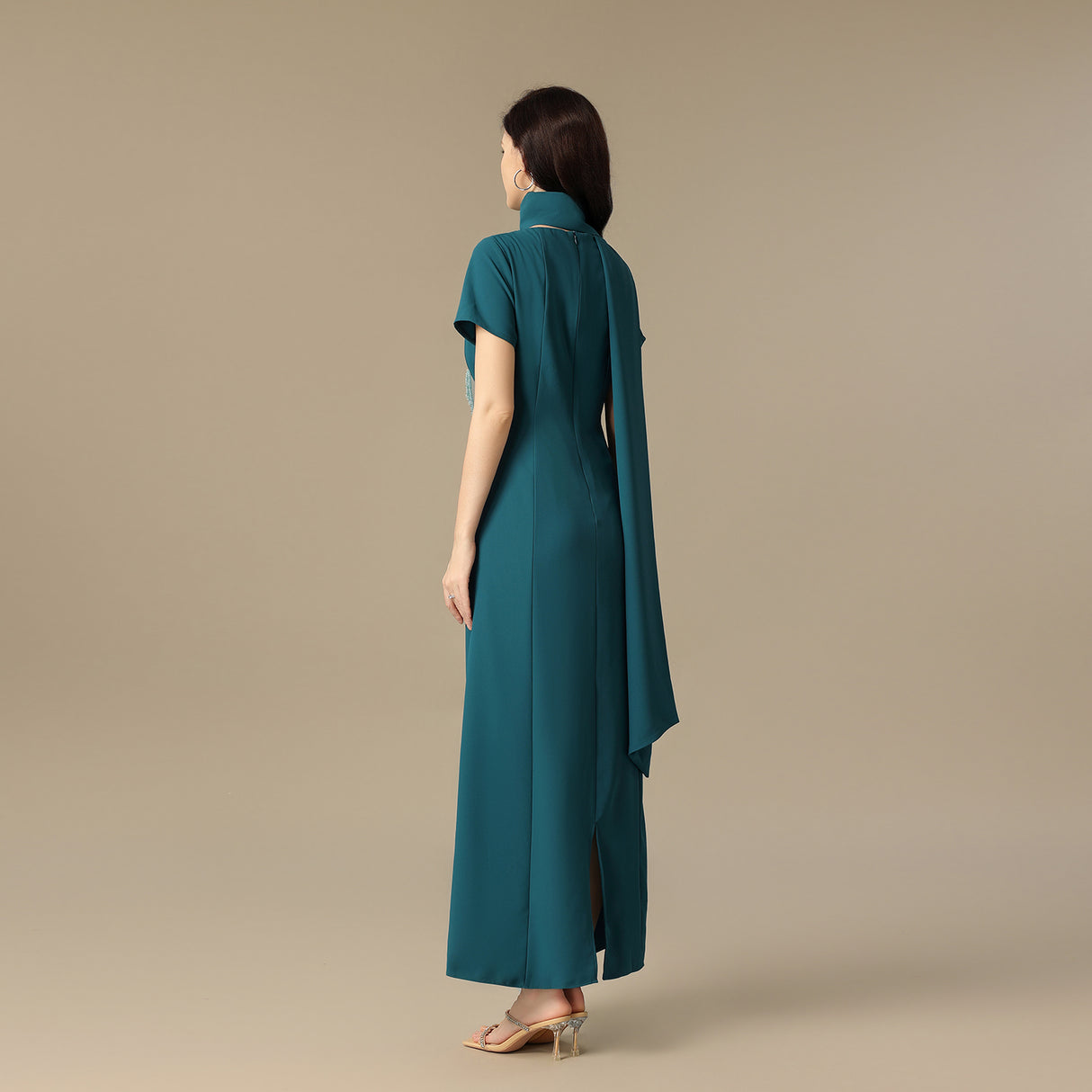 فستان ماكسي أخضر بترولي بتطريز خرزي وقصّة مستقيمة