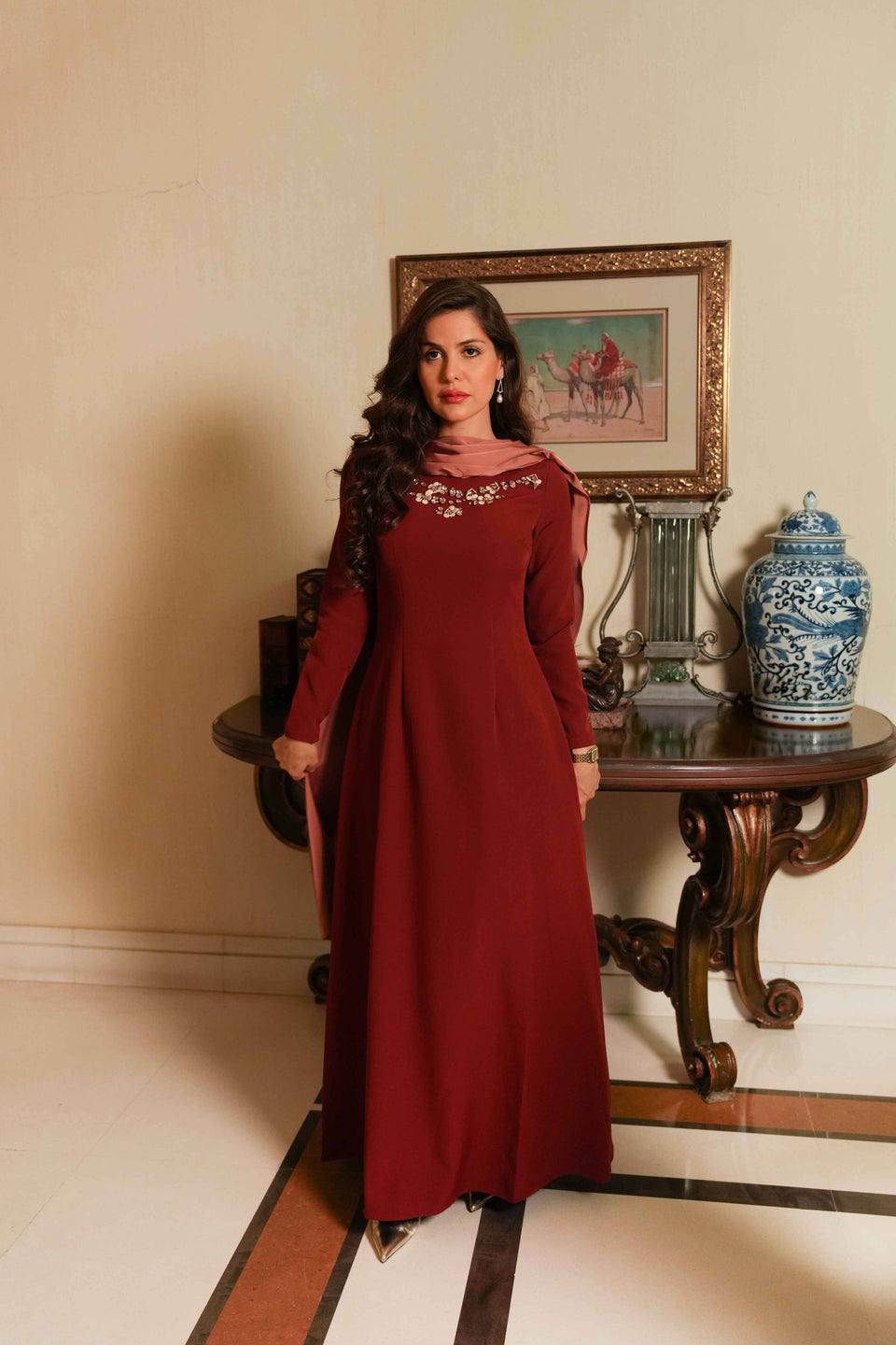 فستان سهرة ماكسي كريب بشال ساتان متصل وتطريز يدوي