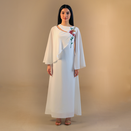 فستان أبيض كريب بزهور مطرزة