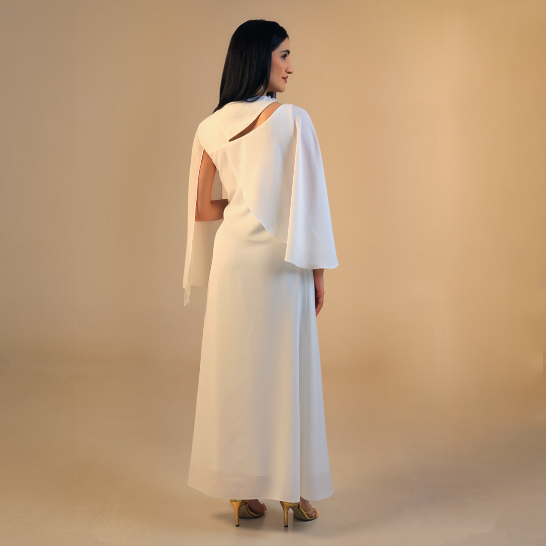 فستان أبيض كريب بزهور مطرزة