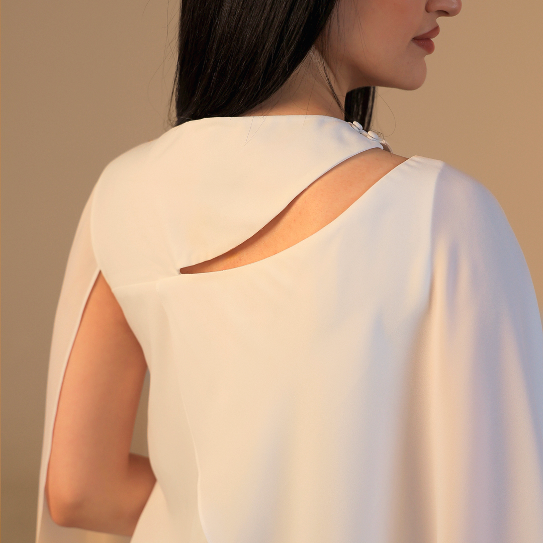 فستان أبيض كريب بزهور مطرزة