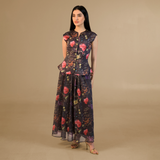 فستان بنقشة زهور داكنة بقصّة كلاسيكية راقية