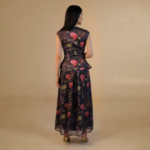 فستان بنقشة زهور داكنة بقصّة كلاسيكية راقية