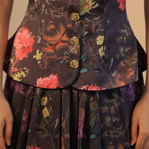 فستان بنقشة زهور داكنة بقصّة كلاسيكية راقية