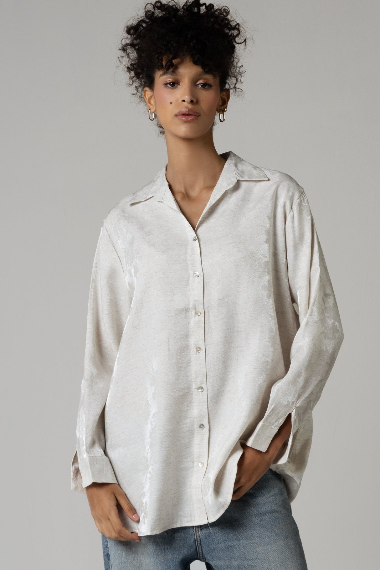 🎁 Jaquard Oversized Shirt with Shimmery Effect - White (30% off)