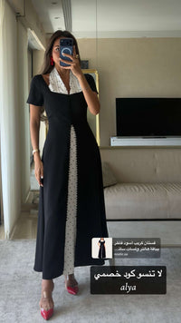 فستان كريب أسود فاخر بياقة هالتر ولمسات ساتان منقط