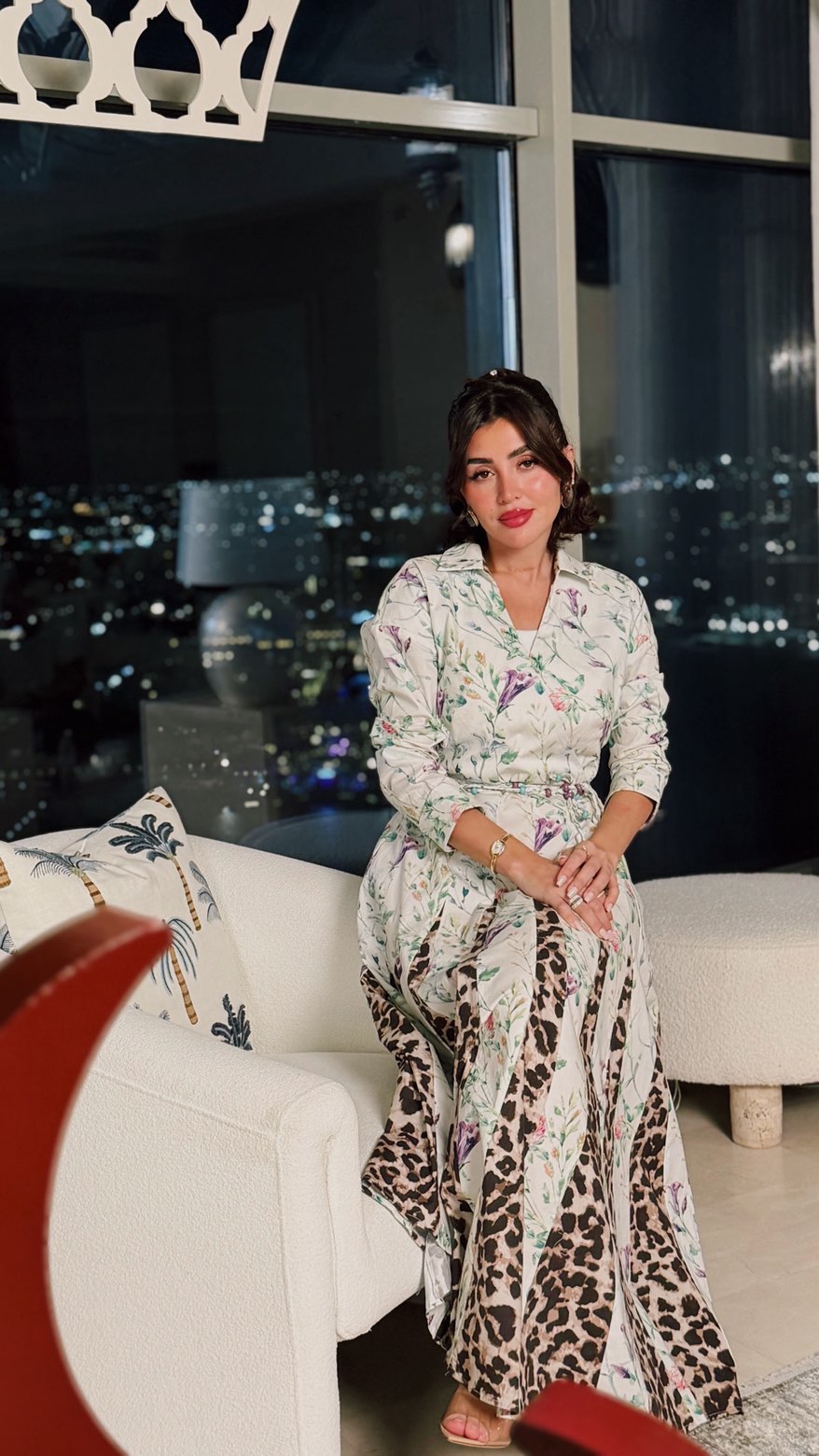 فستان كتان مزهر مع طبعة ليوبارد وحزام مجدول بالخرز
