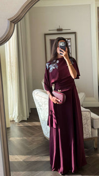 فستان كريب بتطريز يدوي وكاب أنيق