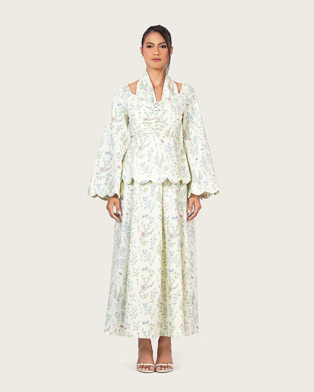 فستان كتان مزهر بتفاصيل حواف صدفية