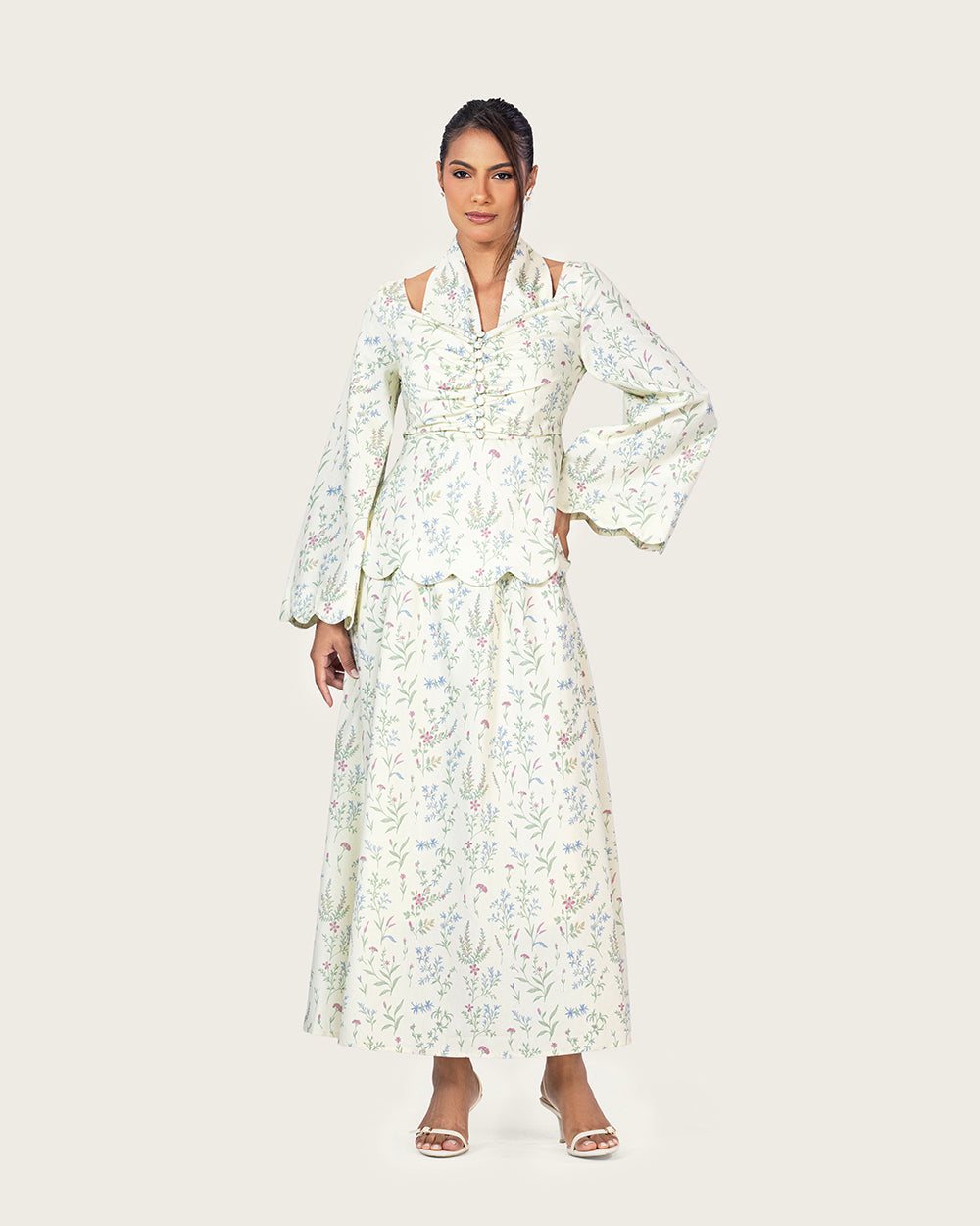 فستان كتان مزهر بتفاصيل حواف صدفية