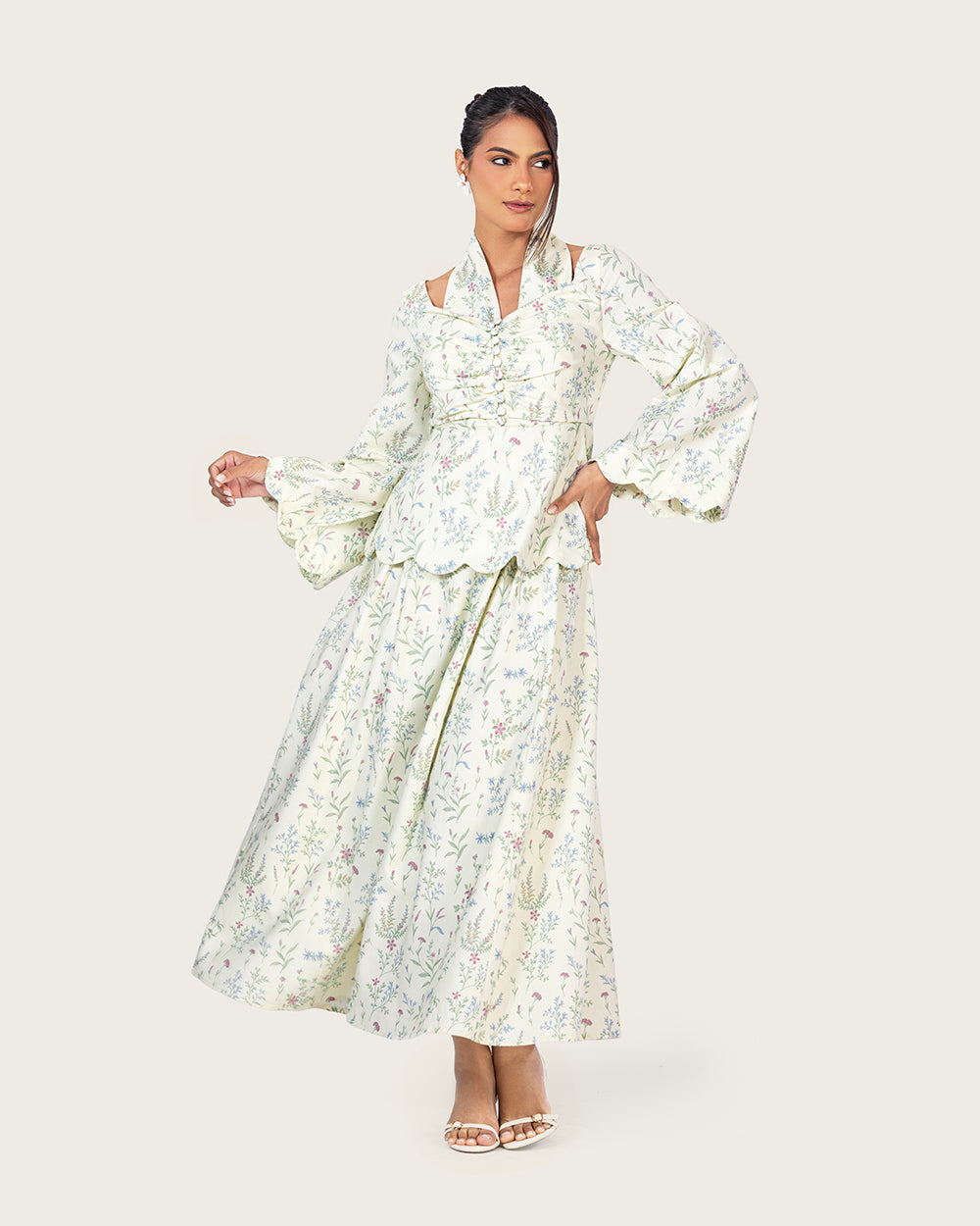 فستان كتان مزهر بتفاصيل حواف صدفية