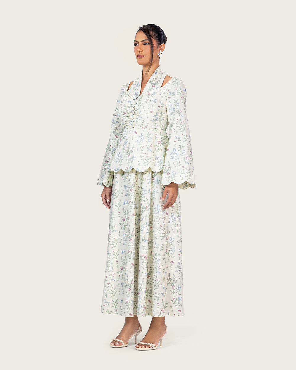 فستان كتان مزهر بتفاصيل حواف صدفية