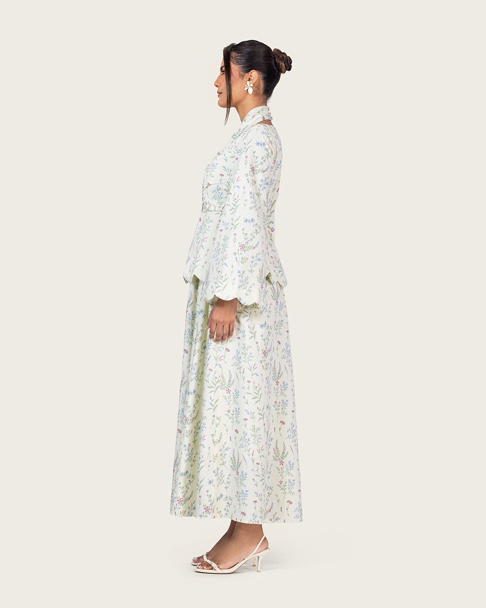 فستان كتان مزهر بتفاصيل حواف صدفية