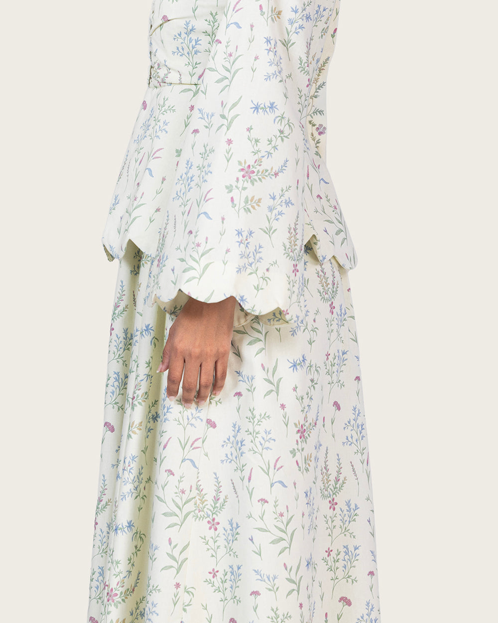 فستان كتان مزهر بتفاصيل حواف صدفية