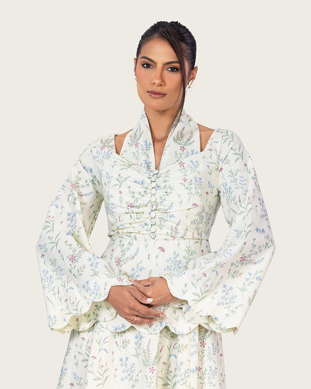 فستان كتان مزهر بتفاصيل حواف صدفية