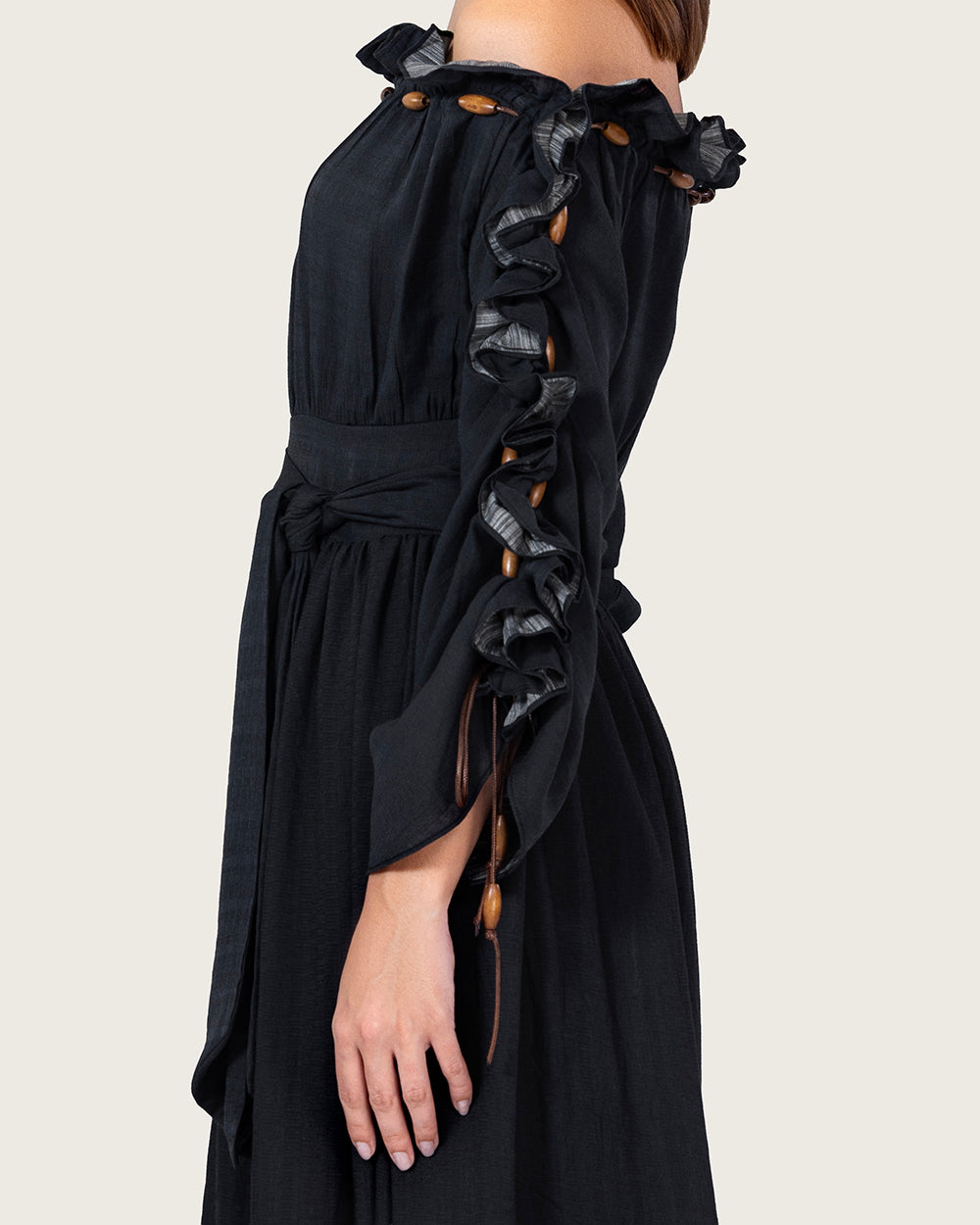 فستان ماكسي اسود مزهر بخليط الكتان أوف شولدر مع حزام خصر
