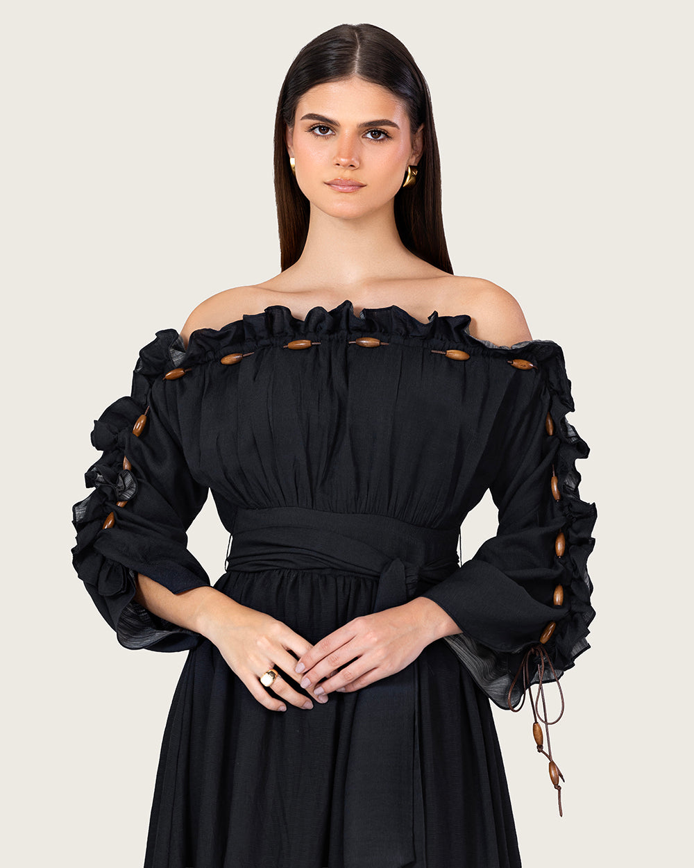 فستان ماكسي اسود مزهر بخليط الكتان أوف شولدر مع حزام خصر
