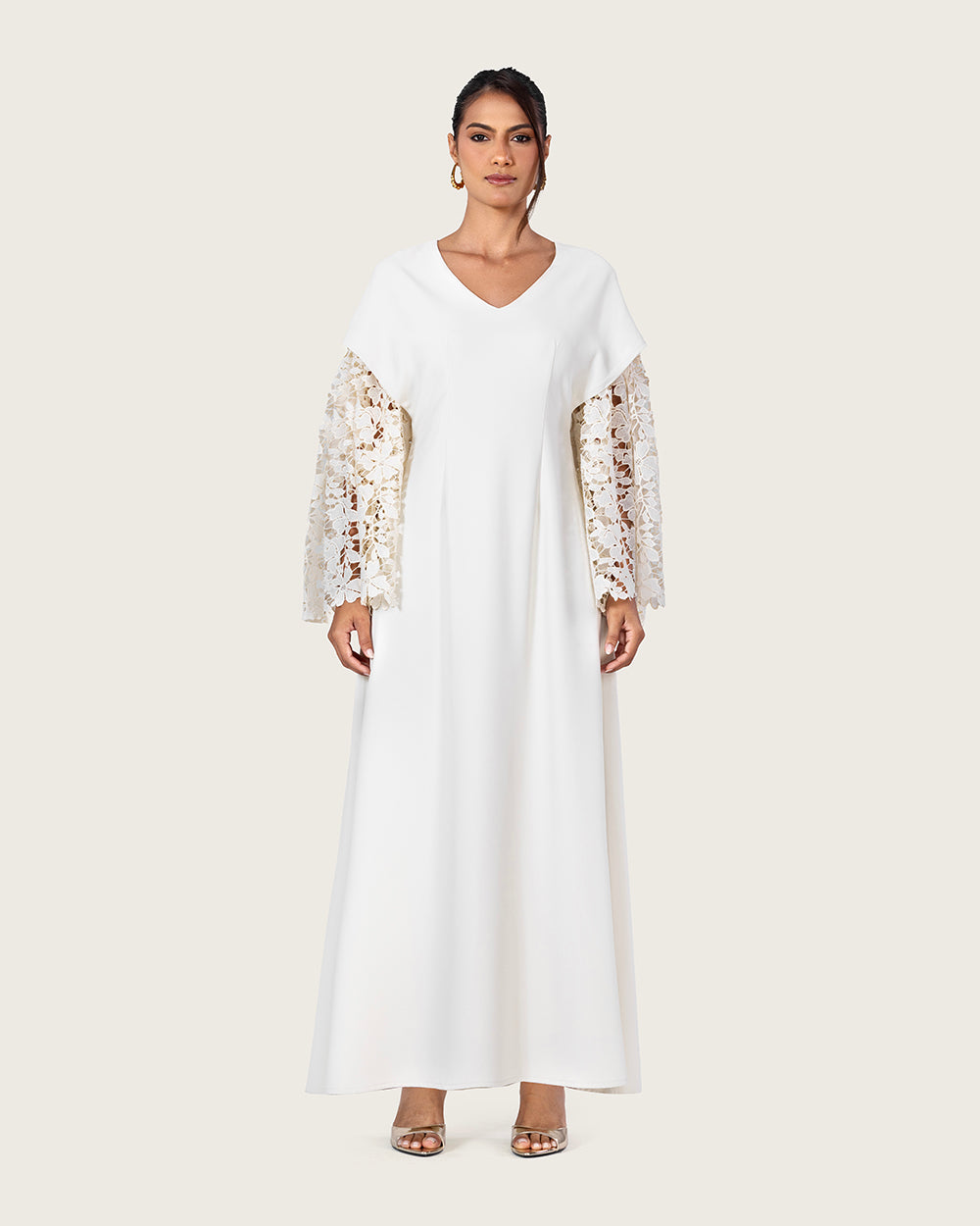 فستان أبيض بأكمام دانتيل واسعة
