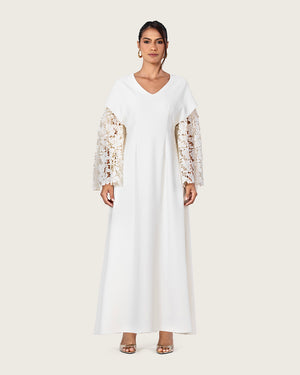 فستان أبيض بأكمام دانتيل واسعة