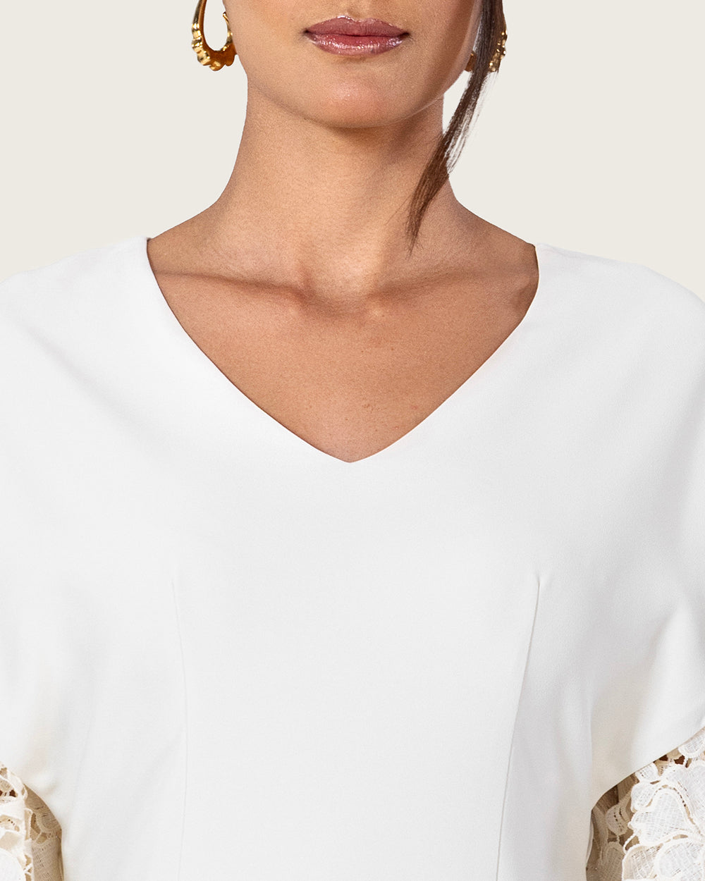 فستان أبيض بأكمام دانتيل واسعة