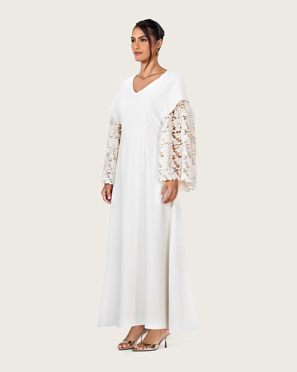 فستان أبيض بأكمام دانتيل واسعة