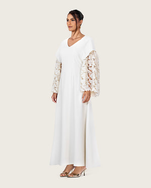 فستان أبيض بأكمام دانتيل واسعة
