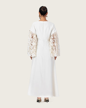 فستان أبيض بأكمام دانتيل واسعة