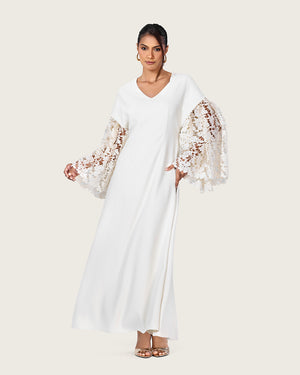 فستان أبيض بأكمام دانتيل واسعة