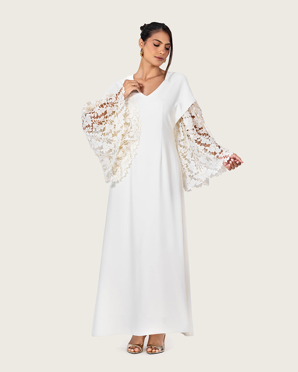فستان أبيض بأكمام دانتيل واسعة