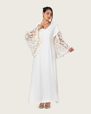 فستان أبيض بأكمام دانتيل واسعة