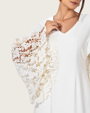 فستان أبيض بأكمام دانتيل واسعة