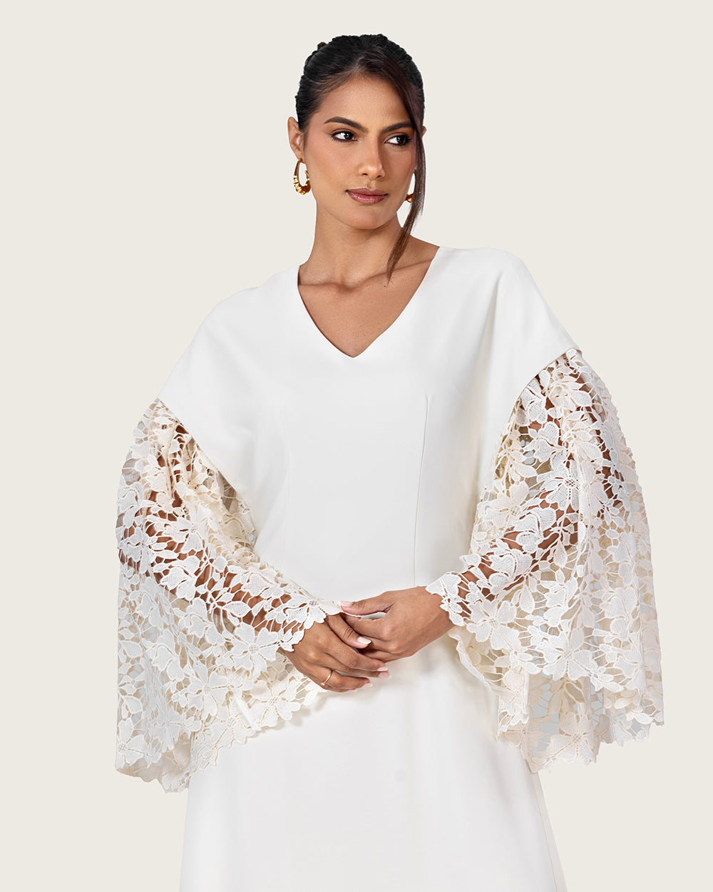 فستان أبيض بأكمام دانتيل واسعة