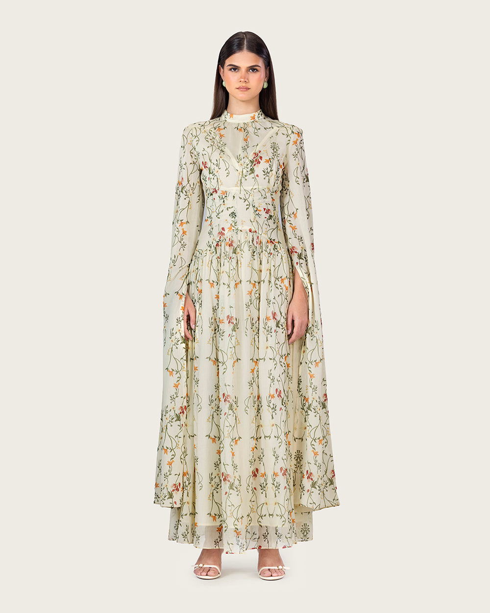 فستان عاجي بنقشة زهرية وأكمام منسدلة