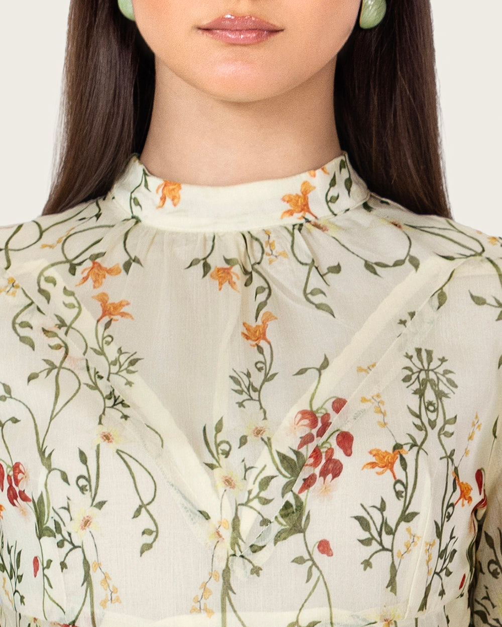 فستان عاجي بنقشة زهرية وأكمام منسدلة