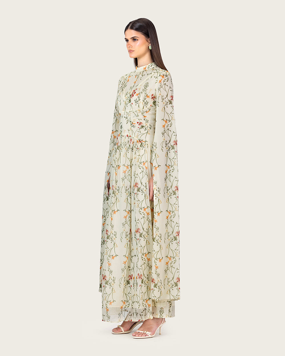 فستان عاجي بنقشة زهرية وأكمام منسدلة