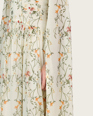 فستان عاجي بنقشة زهرية وأكمام منسدلة