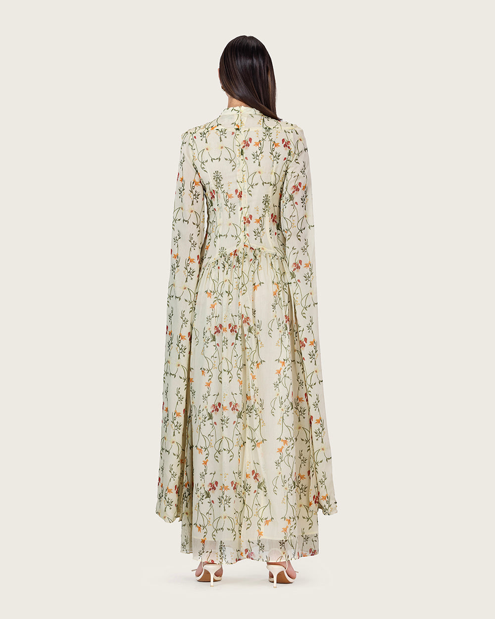 فستان عاجي بنقشة زهرية وأكمام منسدلة