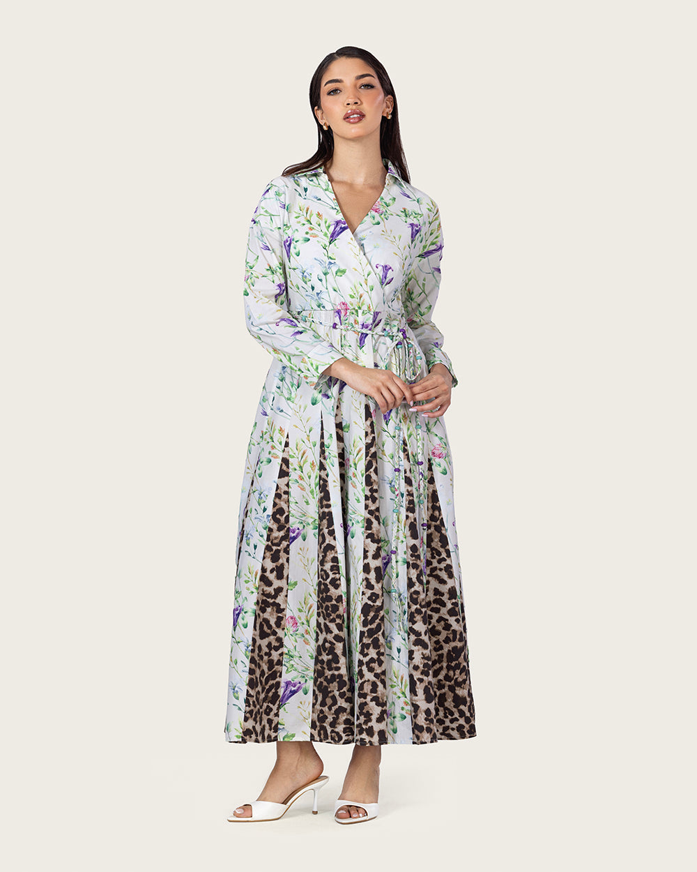 فستان كتان مزهر مع طبعة ليوبارد وحزام مجدول بالخرز
