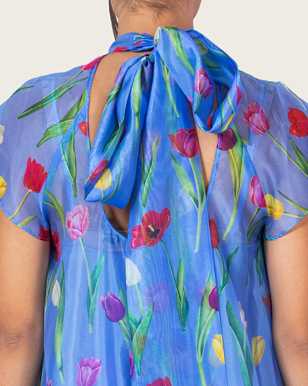 فستان ماكسي أورغانزا أزرق مزهر مع ربطة خلفية