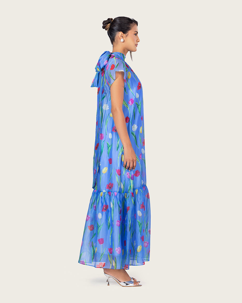 فستان ماكسي أورغانزا أزرق مزهر مع ربطة خلفية